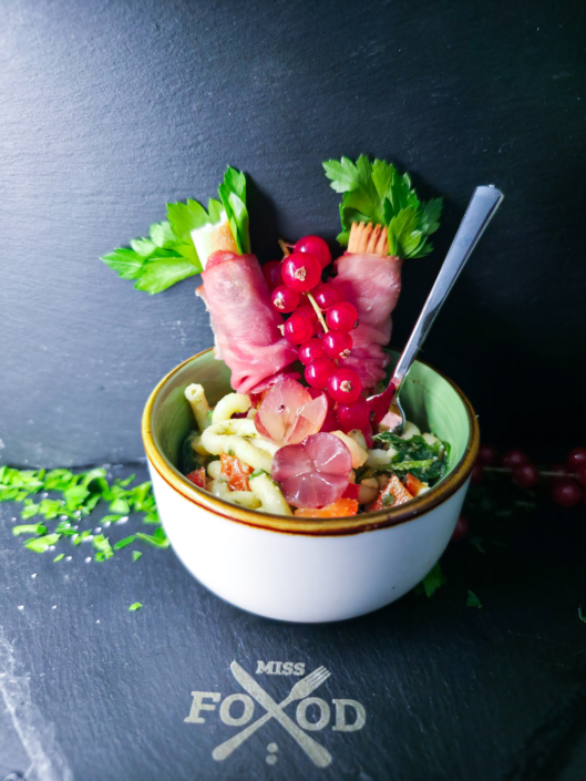 Pesto-Paste mit Schinkenröllchen